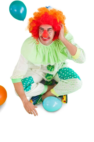 Clown sitzt auf dem Boden — Stockfoto