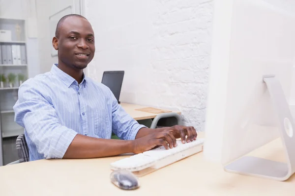 Empresário que trabalha no computador — Fotografia de Stock