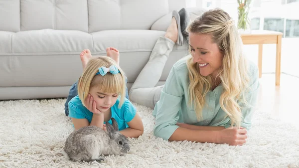 Tochter und Mutter auf dem Boden liegend — Stockfoto