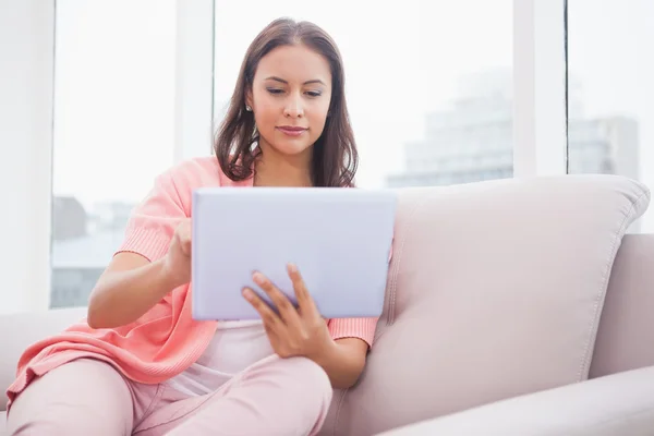 Kvinna som använder tablettdator — Stockfoto