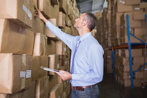 Gerente segurando área de transferência — Fotografia de Stock