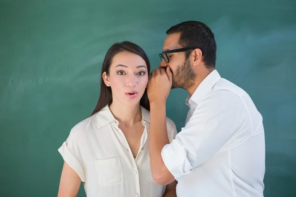 Hombre de negocios susurrando a sus colegas oído — Foto de Stock