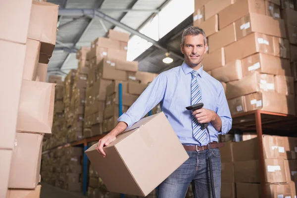 Manager scanning package — Stock Photo, Image