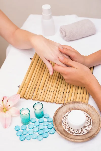 Mujer recibiendo masaje de manos — Foto de Stock