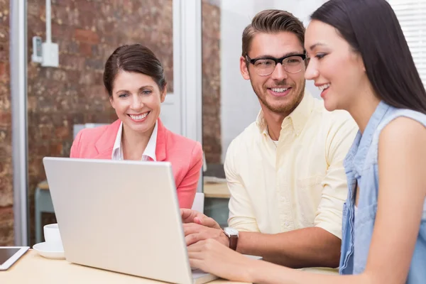 Business team using laptop — Stock Photo, Image