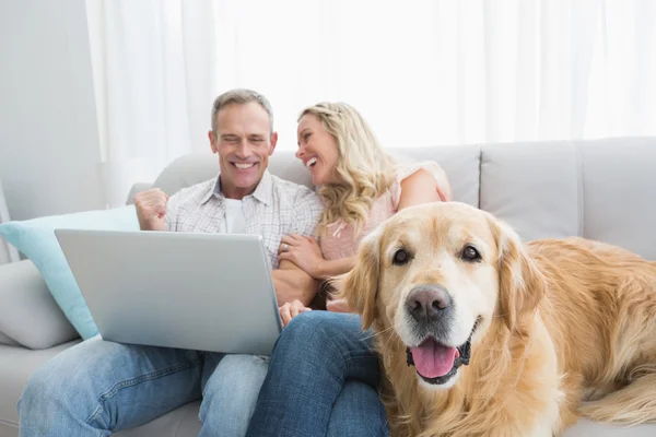 Couple spending time with dog — Stock Photo, Image