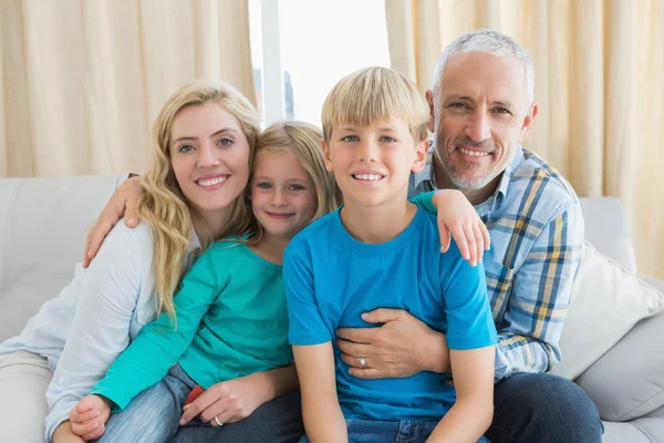 Familie sitzt zusammen auf Couch — Stockfoto