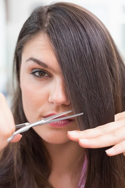 Mulher recebendo corte de cabelo — Fotografia de Stock