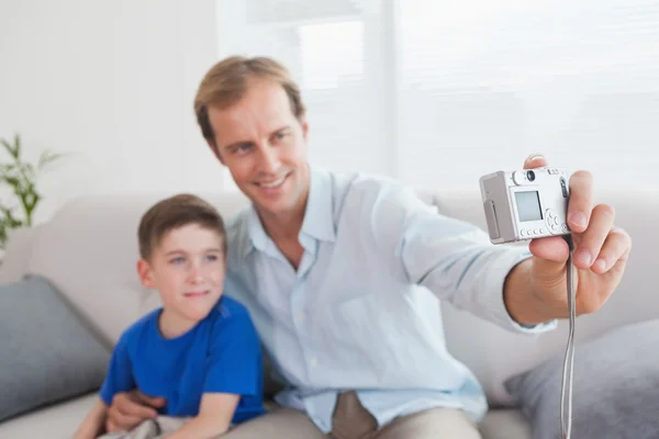 Padre e figlio prendere selfie — Foto Stock