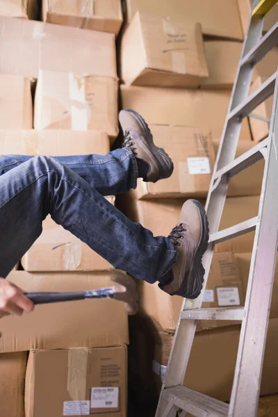 Werknemer eraf vallen ladder — Stockfoto