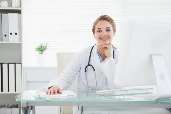 Médico sorrindo para a câmera — Fotografia de Stock