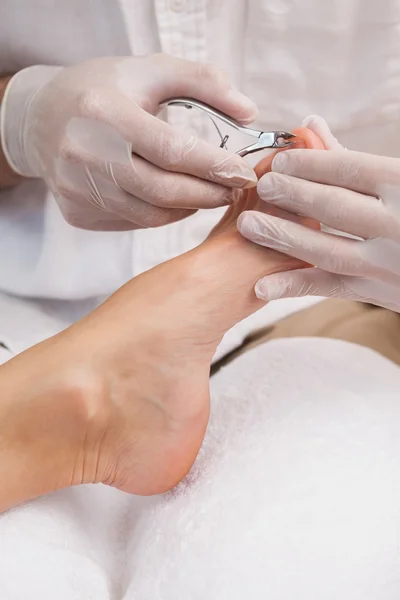 Pedicurist działa na paznokcie klientów — Zdjęcie stockowe