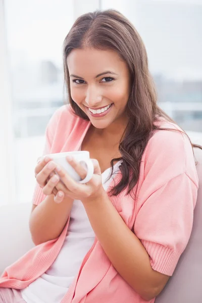 Mulher desfrutando de café — Fotografia de Stock