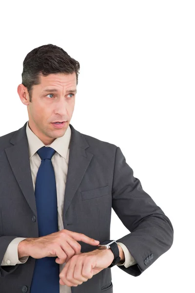 Hombre de negocios usando reloj inteligente — Foto de Stock