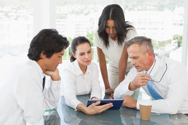 Equipo de negocios mirando a la tableta —  Fotos de Stock