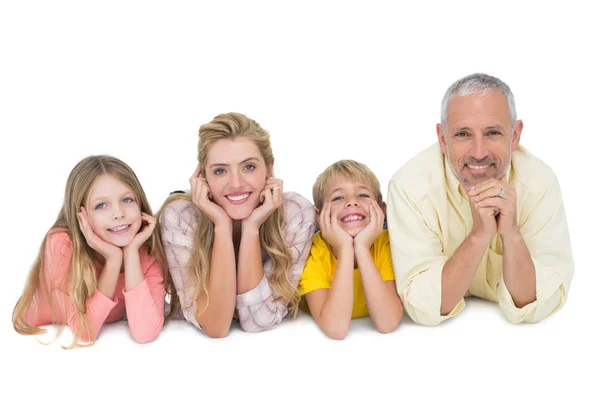 Familie glimlachen op camera — Stockfoto