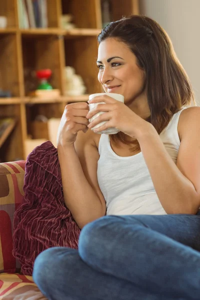 Mujer relajándose en el sofá —  Fotos de Stock