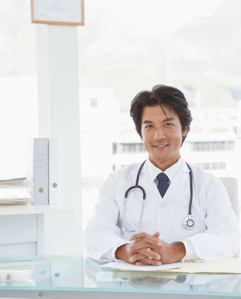 Médico sentado na mesa — Fotografia de Stock