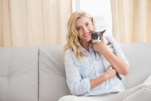 Kvinna med kattunge på soffa — Stockfoto