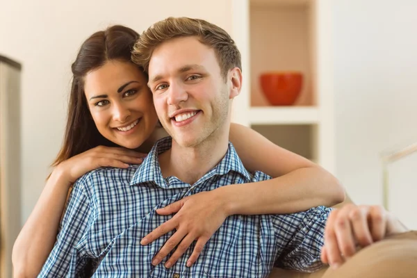 Pareja relajándose en el sofá — Foto de Stock