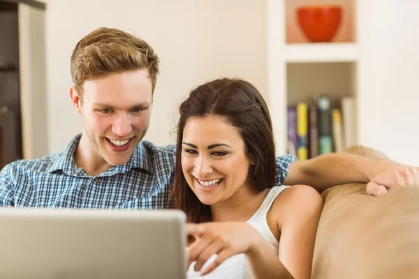 Casal relaxante com laptop — Fotografia de Stock