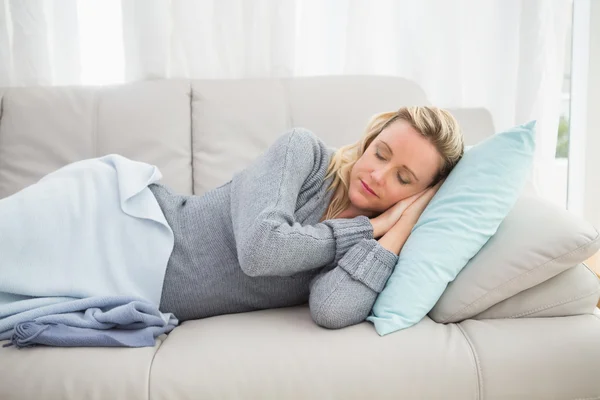 Mujer acostada en el sofá y durmiendo — Foto de Stock