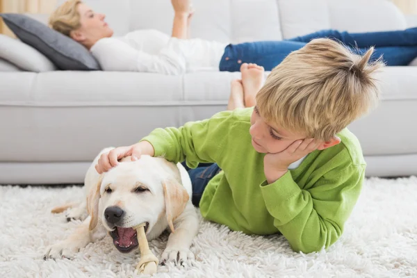 Kleiner Junge mit Welpe — Stockfoto