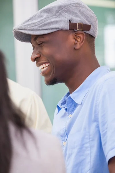 Sonriente hombre de negocios con gorra —  Fotos de Stock