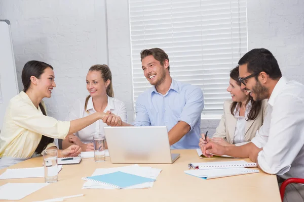 Zakelijke mensen schudden handen — Stockfoto