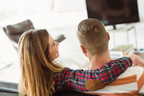 Pareja relajándose en el sofá — Foto de Stock