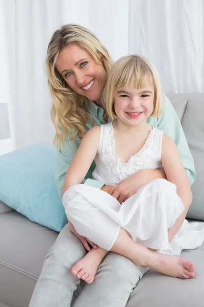 Matka a dcera na gauči — Stock fotografie