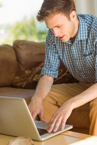 Man met laptop op Bank — Stockfoto