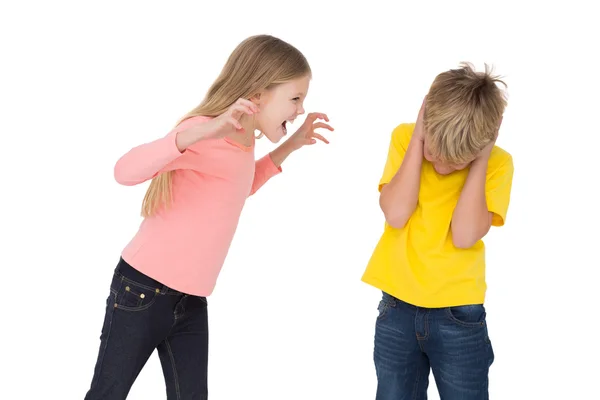 Niña asustando hermano — Foto de Stock