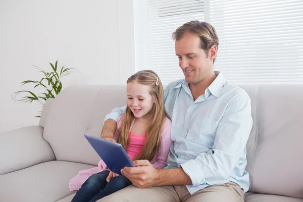 Far och dotter med hjälp av tablet Pc — Stockfoto