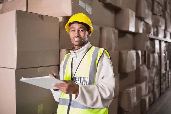 Warehouse worker with clipboard — Stock Photo, Image