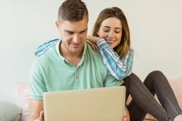 Paar entspannt auf Couch mit Laptop — Stockfoto