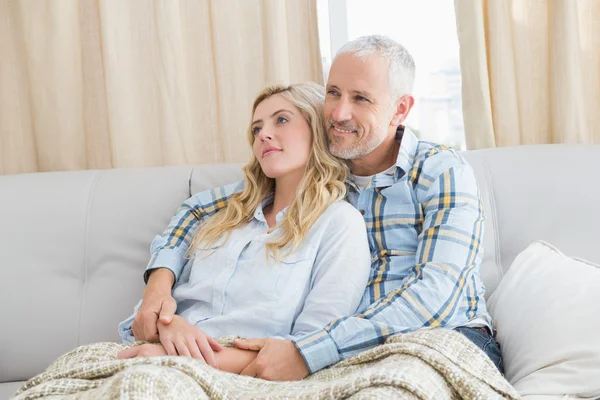 Pareja relajándose en el sofá — Foto de Stock