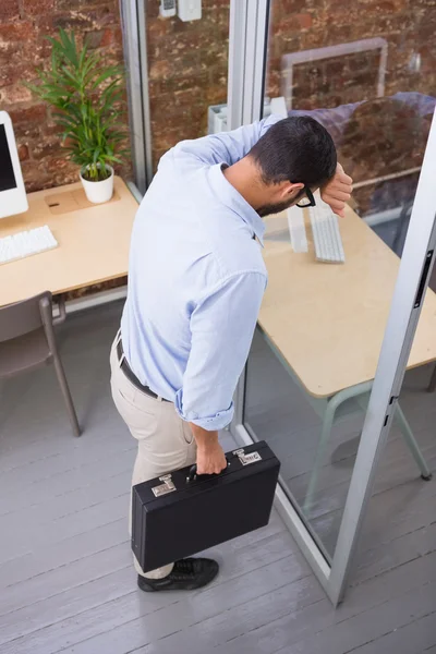 Affärsman står mot glasväggen — Stockfoto