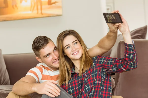 Casal tirando selfie — Fotografia de Stock