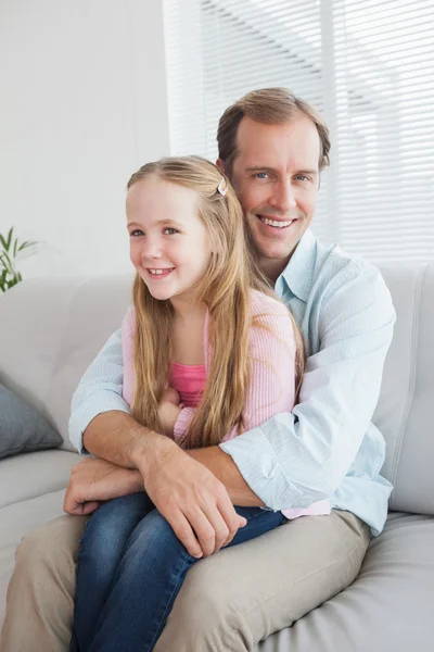 Vader en dochter glimlachen op camera — Stockfoto