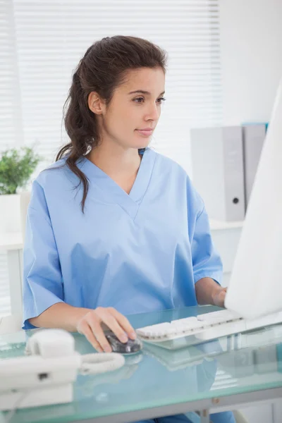 Doctor using computer — Stock Photo, Image