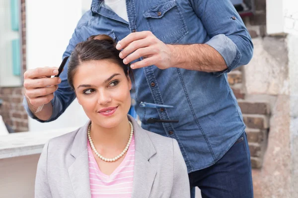 Mujer consiguiendo pelo peinado —  Fotos de Stock