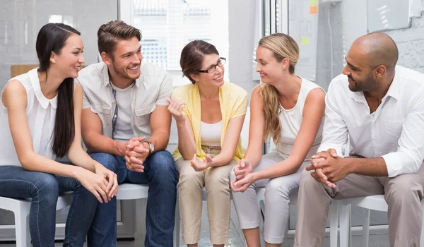 Pessoas de negócios conversando e trabalhando — Fotografia de Stock