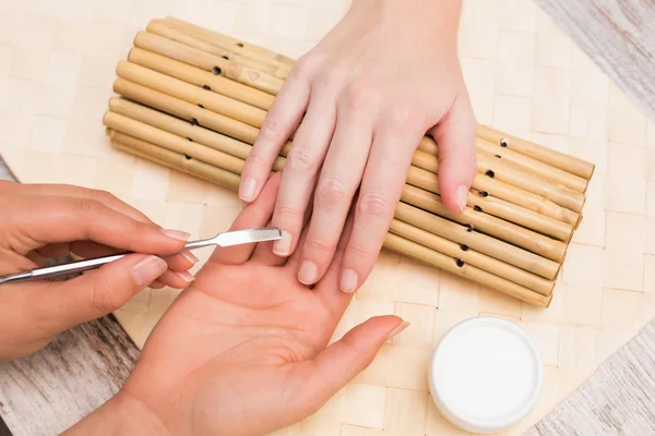 Chiodo tecnico dando crema pasticcera manicure — Foto Stock