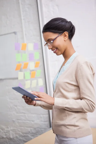 Geschäftsfrau berührt Tablet-Computer — Stockfoto