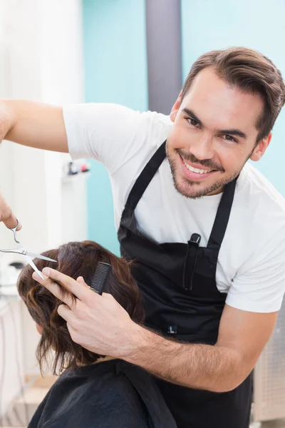 Frau lässt sich Haare schneiden — Stockfoto