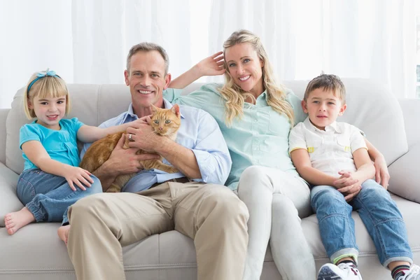 Famille se détendre ensemble sur le canapé — Photo