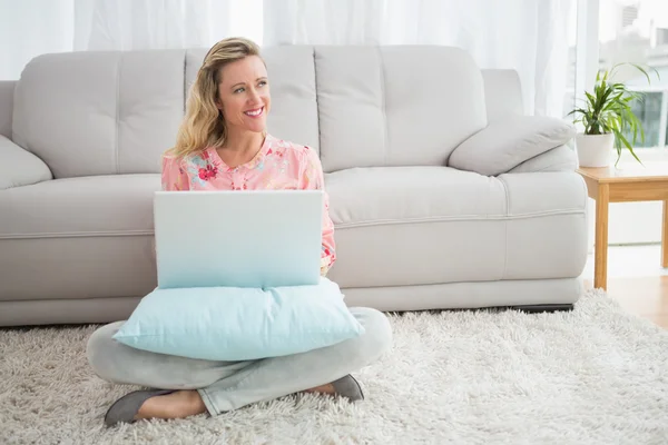 Vrouw zittend op de vloer met behulp van laptop — Stockfoto