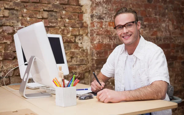 Affärsman sitter och antecknar — Stockfoto