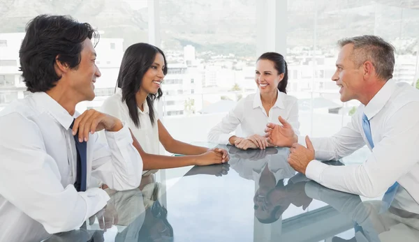 Equipe de negócios conversando juntos — Fotografia de Stock